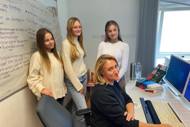 Die neuen Azubis am Amtsgericht Lünen: Elena Erschow sowie Jana Celine Tschöke, Giuliana Cyron und Lea Dubinski (stehend von links).