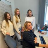 Die neuen Azubis am Amtsgericht Lünen: Elena Erschow sowie Jana Celine Tschöke, Giuliana Cyron und Lea Dubinski (stehend von links).