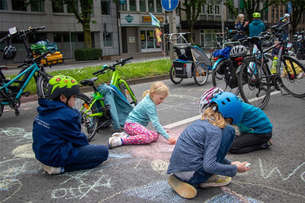 Vier Kinder malen mit Kreide auf dem Dortmunder Wall. Vier Kinder malen mit Kreide auf dem Dortmunder Wall.