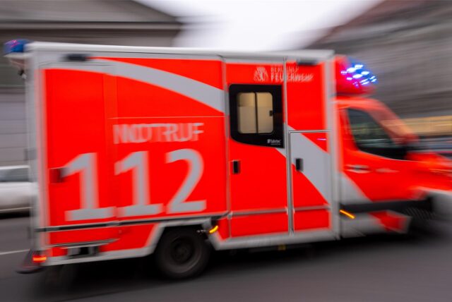 Ein Rettungswagen fährt zu einem Einsatzort