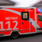 Ein Rettungswagen fährt zu einem Einsatzort