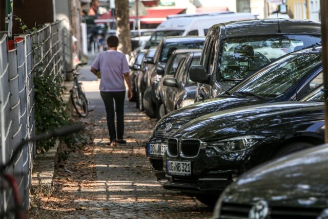 Viele parkende Autos im Kreuzviertel in Dortmund.