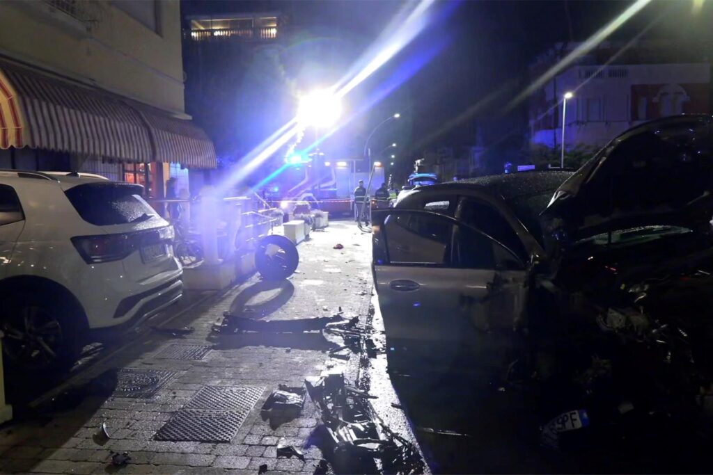 Polizei und Einsatzkräfte arbeiten Unglücksstelle. Bei einem Verkehrsunfall in der Toskana sind zwei junge deutsche Frauen ums Leben gekommen. Nach ersten Angaben der italienischen Polizei hatte eine Autofahrerin, eine 44 Jahre alte Frau, die Kontrolle über ihr Fahrzeug verloren. Polizei und Einsatzkräfte arbeiten Unglücksstelle. Bei einem Verkehrsunfall in der Toskana sind zwei junge deutsche Frauen ums Leben gekommen. Nach ersten Angaben der italienischen Polizei hatte eine Autofahrerin, eine 44 Jahre alte Frau, die Kontrolle über ihr Fahrzeug verloren.