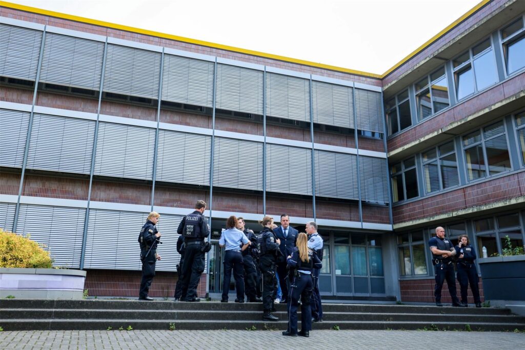 In der Gesamtschule in Duisburg mit fast 1300 Schülerinnen und Schülern sind die Bildungsgänge Hauptschule, Realschule und Gymnasium zusammengefasst.
In der Gesamtschule in Duisburg mit fast 1300 Schülerinnen und Schülern sind die Bildungsgänge Hauptschule, Realschule und Gymnasium zusammengefasst.