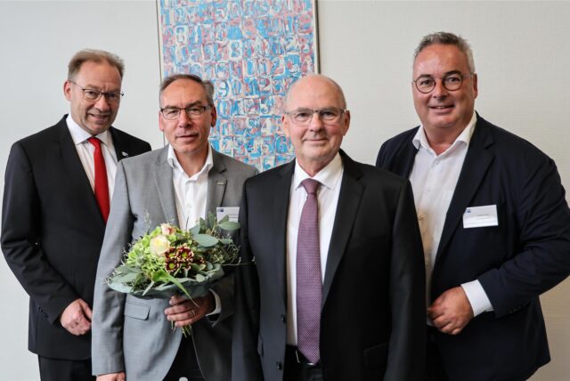 IHK-Präsident Heinz-Herbert Dustmann (2.v.r.) und IHK-Hauptgeschäftsführer Stefan Schreiber (l.) gratulierten Torsten Cremer (r.) herzlich zur Wahl als neuer IHK-Vizepräsident.