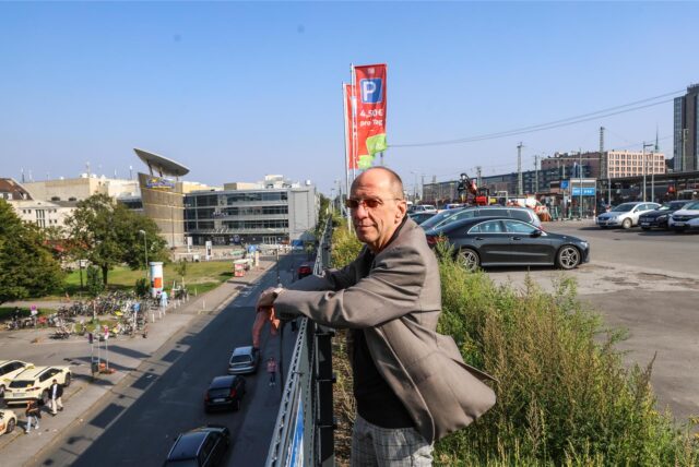 Ralf-Georg Körner steht auf dem Parkplatz am Hauptbahnhof Dortmund und blickt auf das Gelände, das er für geeignet als Standort für den Neubau der FH ansieht.