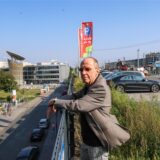 Ralf-Georg Körner steht auf dem Parkplatz am Hauptbahnhof Dortmund und blickt auf das Gelände, das er für geeignet als Standort für den Neubau der FH ansieht.