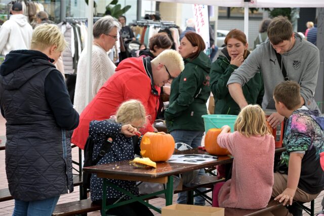 Menschen auf dem Herbstmark in Lünen
