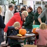 Menschen auf dem Herbstmark in Lünen