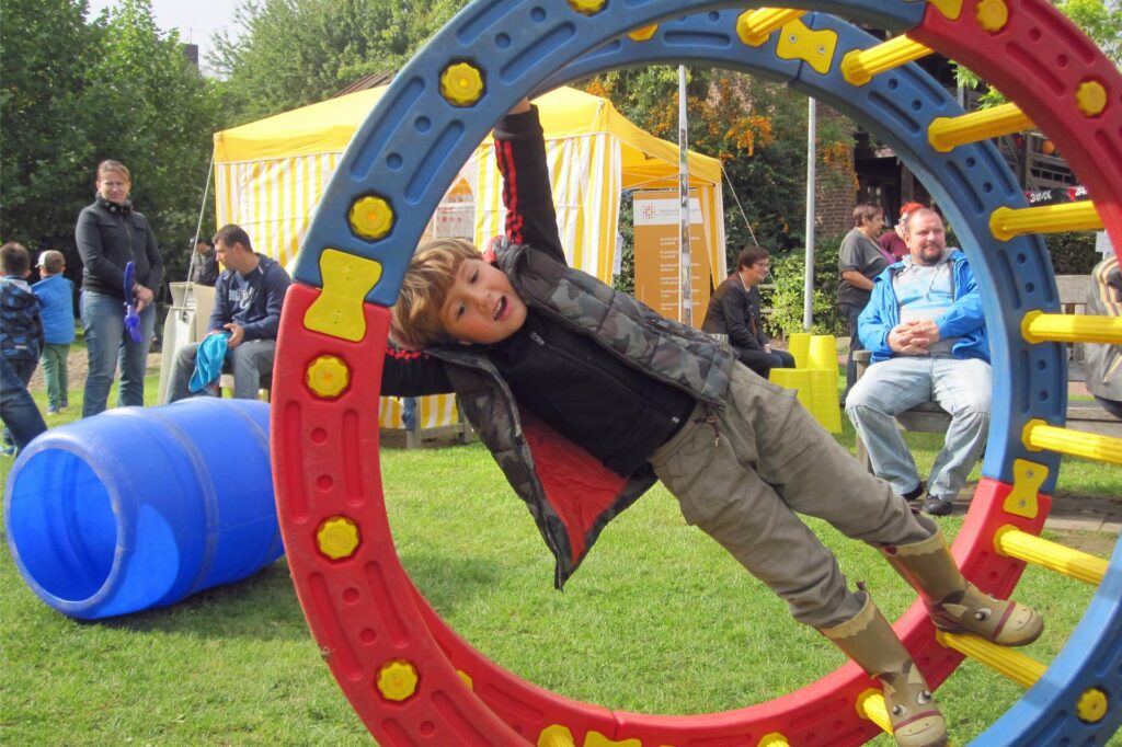 Ein Kind in einem Rhönrad Ein Kind in einem Rhönrad