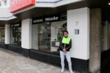 Jutta Maeder, Projektleiterin von „Heeren entdecken“, zeigt einen QR-Code – hier vor der Buchhandlung Schulte. An allen Punkten sind solche QR-Codes vorhanden. Wer sie einscannt, erhält wertvolle Informationen
