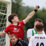 Jendrik Risthaus faustet den Ball weg.