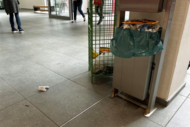 Ein überquellender Mülleimer in der Werne City Mall.