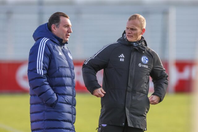 22.01.2024, Fussball, Saison 2023/2024, 1. Bundesliga, Training FC Schalke 04, v. l. Sportdirektor Marc Wilmots (FC Schalke 04), Cheftrainer Karel Geraerts (FC Schalke 04)