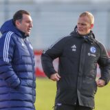 22.01.2024, Fussball, Saison 2023/2024, 1. Bundesliga, Training FC Schalke 04, v. l. Sportdirektor Marc Wilmots (FC Schalke 04), Cheftrainer Karel Geraerts (FC Schalke 04)