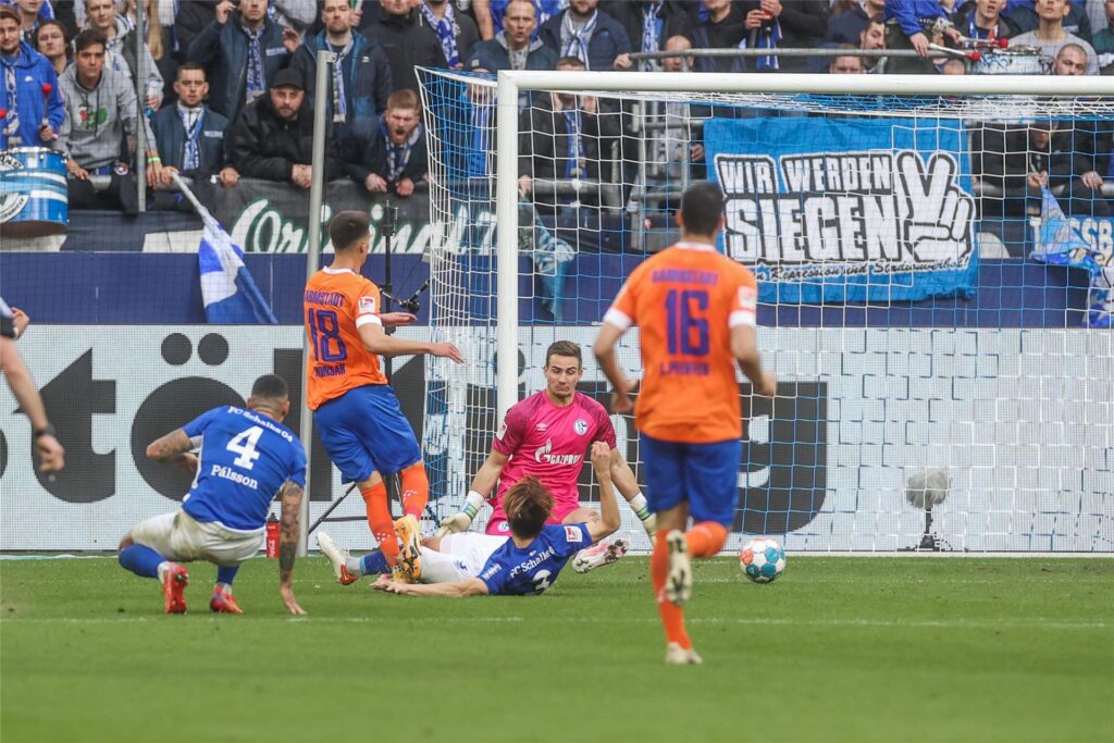 07.11.2021, Fussball, Saison 2021/2022, 2. Bundesliga, 13. Spieltag, FC Schalke 04 - SV Darmstadt 98, Mathias Honsek (SV Darmstadt 98) erzielt das Tor zum 1 zu 2.


