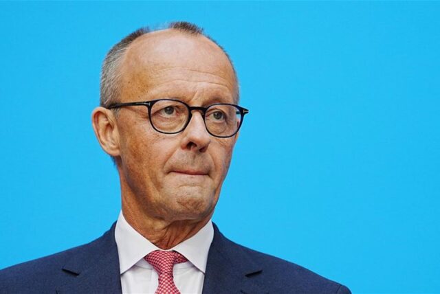 Friedrich Merz, CDU-Bundesvorsitzender und Unionsfraktionsvorsitzender, steht bei einer Pressekonferenz zur Frage um die Kanzlerkandidatur der Union am Pult.