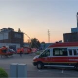 Ein Rettungswagen fährt mit Blaulicht durch eine Straße.