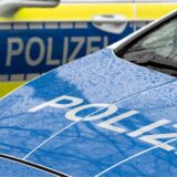 Der Schriftzug „Polizei“ steht auf der Kühlerhaube eines Autos.