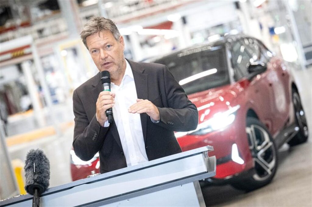Robert Habeck (Bündnis 90/Die Grünen), Bundesminister für Wirtschaft und Klimaschutz, bei einem Rundgang durch die Elektro-Montage des VW-Werkes Emden. Auf einer Reise durch den Nordwesten besucht der Bundeswirtschaftsminister mehrere Unternehmen in Niedersachsen.