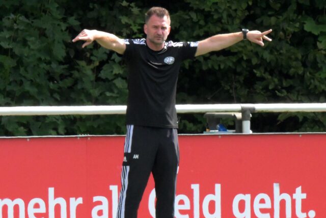 Amel Mesic mit ausgebreiteten Armen.