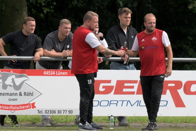 Almir Halilovic (r.) steht an der Seitenlinie.