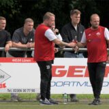 Almir Halilovic (r.) steht an der Seitenlinie.