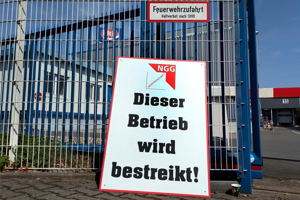 Warnstreik bei Ültje auf der Binnerheide in Schwerte: Auf einem Schild steht 