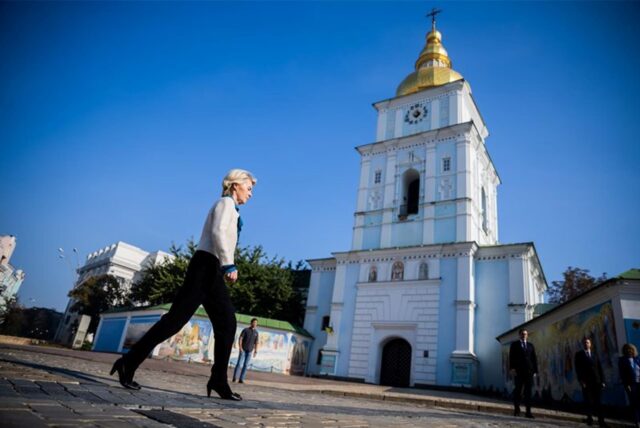 Ursula von der Leyen (CDU), Präsidentin der Europäischen Kommission, geht am St. Michaelskloster vorbei, vor einem Besuch der Gedenkmauer zur Ehrung der getöteten ukrainischen Soldaten.