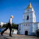 Ursula von der Leyen (CDU), Präsidentin der Europäischen Kommission, geht am St. Michaelskloster vorbei, vor einem Besuch der Gedenkmauer zur Ehrung der getöteten ukrainischen Soldaten.