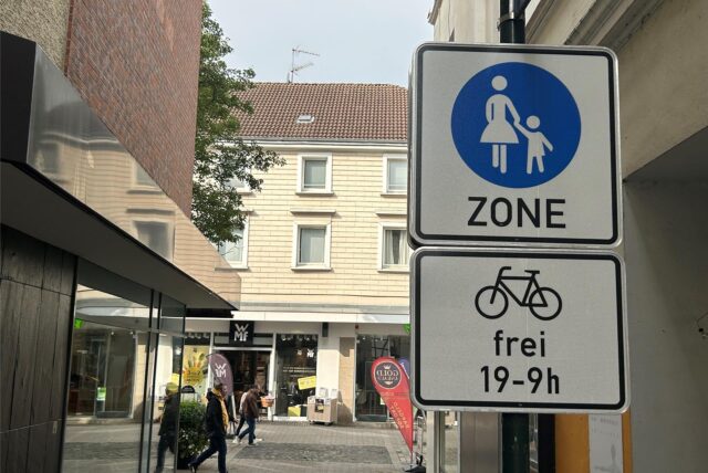 Ein Schild weist auf die Fußgängerzone in Unna hin. Darauf steht auch, dass das Fahrradfahren von 19 bis 9 Uhr frei ist.