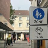 Ein Schild weist auf die Fußgängerzone in Unna hin. Darauf steht auch, dass das Fahrradfahren von 19 bis 9 Uhr frei ist.