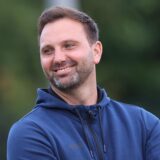 Sven Pahnreck schaut nach links.