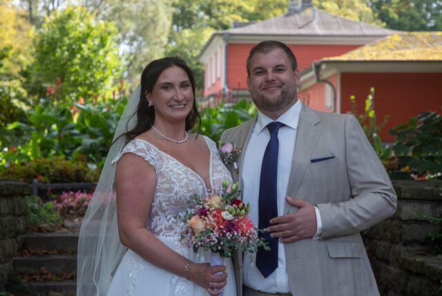 Rebecca (geborene Elsner) und Tim Blankenberg haben sich im Parkbad Süd das Ja-Wort gegeben.
