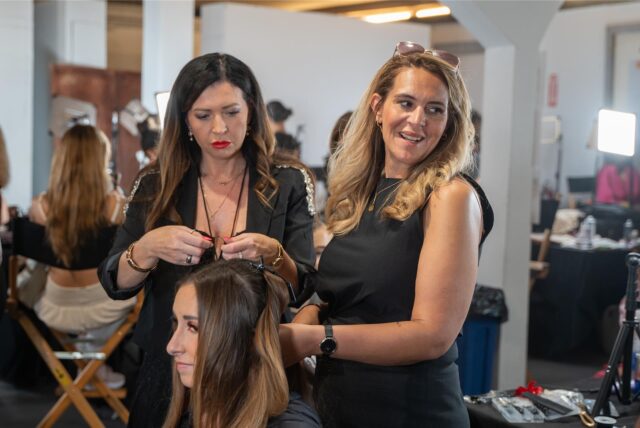 Miriam Mertens aus Menden stylt ein Model bei der Fashion Week in New York