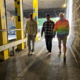 Drei Männer gehen durch die Unterführung am Holzener Weg am Bahnhof in Schwerte.