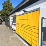 Am Bollwerk 17 in Kamen steht eine neue solarbetriebene Packstation. Auf dem Dach ist ein Solarpanel zu sehen.
