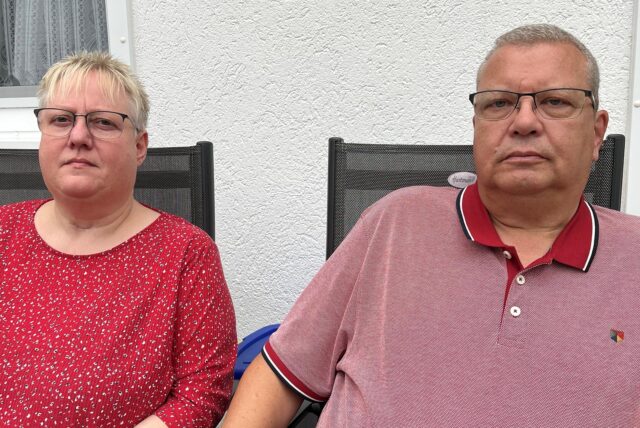 Katja und Siegfried Schubert sitzen auf ihrer Terasse in Dortmund.