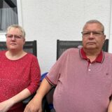 Katja und Siegfried Schubert sitzen auf ihrer Terasse in Dortmund.