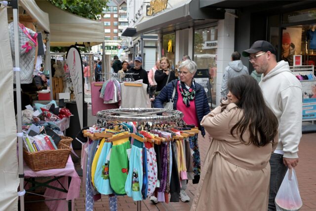 Besucher des Herbstmarktes in Lünen 2023 stehen an einem Stand.