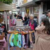 Besucher des Herbstmarktes in Lünen 2023 stehen an einem Stand.