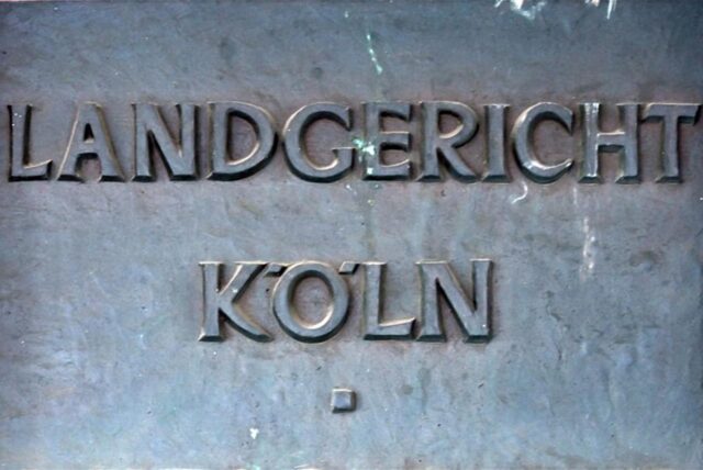Ein Schild weist auf das Landgericht in Köln hin.