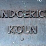 Ein Schild weist auf das Landgericht in Köln hin.
