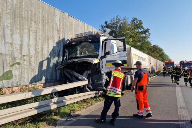Ein Lkw hat sich bei einem Unfall in die Leitplanke gebohrt.