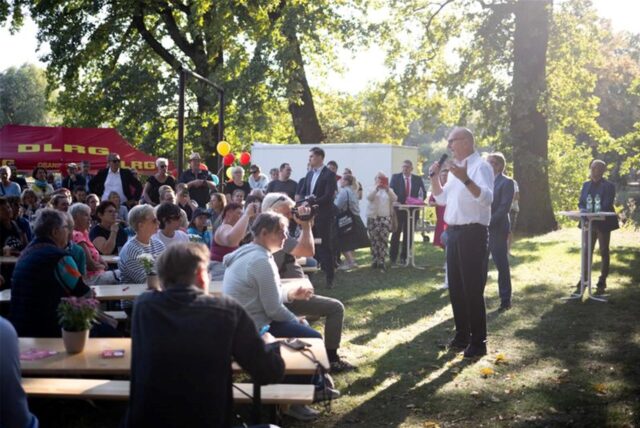 Dietmar Woidke (SPD), Ministerpräsident von Brandenburg, spricht während des Wahlkampfabschluss der SPD im Wassersportclub Möwe.