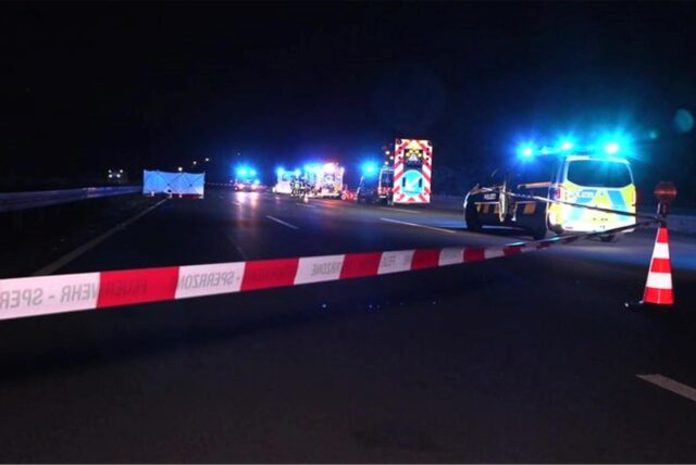 Blick auf die Unfallstelle auf der A3 in Höhe Bad Honnef. Ein Fußgänger ist auf der A3 bei Bad Honnef (Rhein-Sieg-Kreis) von einem Auto erfasst und tödlich verletzt worden. (zu dpa: «Lkw-Fahrer geht über die Autobahn – tödlich verletzt»)