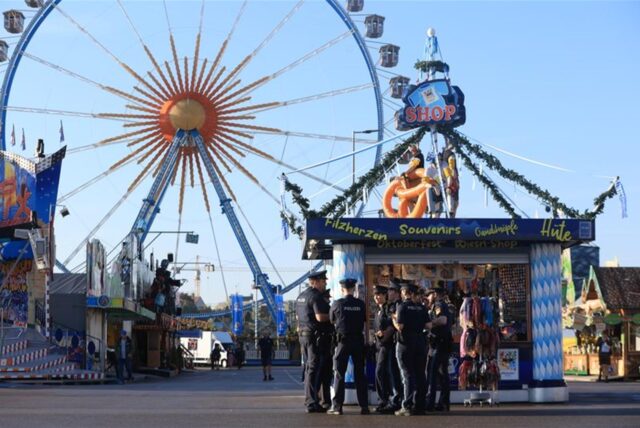 Polizisten stehen auf dem Festgelände. Die 189. Wiesn findet vom 21. September bis 6. Oktober 2024 auf der Münchner Theresienwiese statt. (zu dpa: «Festgelände öffnet – Wiesngäste stürmen die Zelte»)