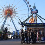 Polizisten stehen auf dem Festgelände. Die 189. Wiesn findet vom 21. September bis 6. Oktober 2024 auf der Münchner Theresienwiese statt. (zu dpa: «Festgelände öffnet – Wiesngäste stürmen die Zelte»)