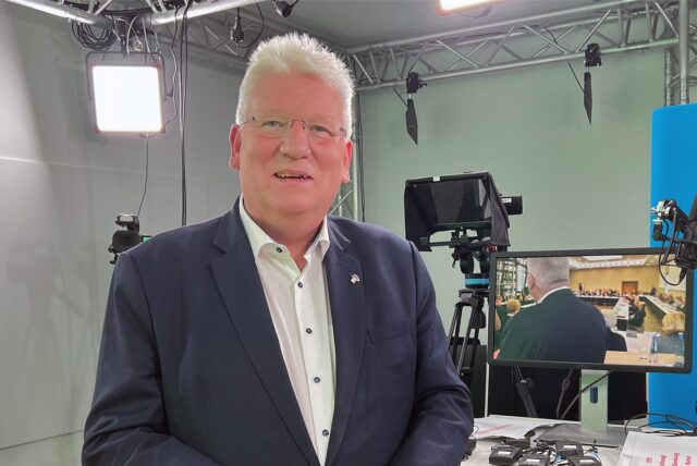 Hartmut Ganzke im Studio des Hellweger Anzeigers in Unna.