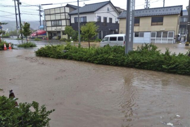 Eine Straße ist nach starkem Regen überflutet. (zu dpa: «Schwere Regenfälle suchen Japans Erdbebengebiet heim»)